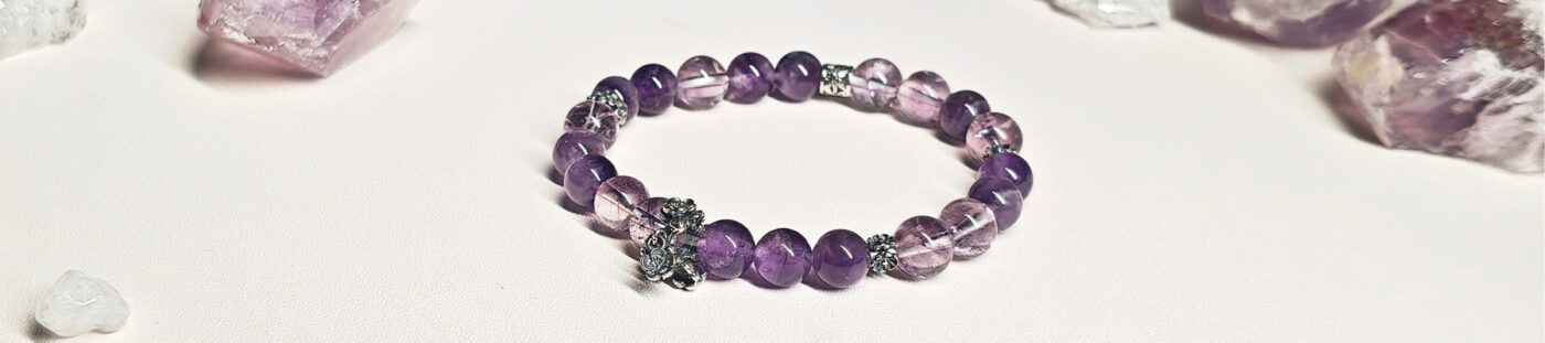Illustration explaining calming and protective energy of amethyst bracelet