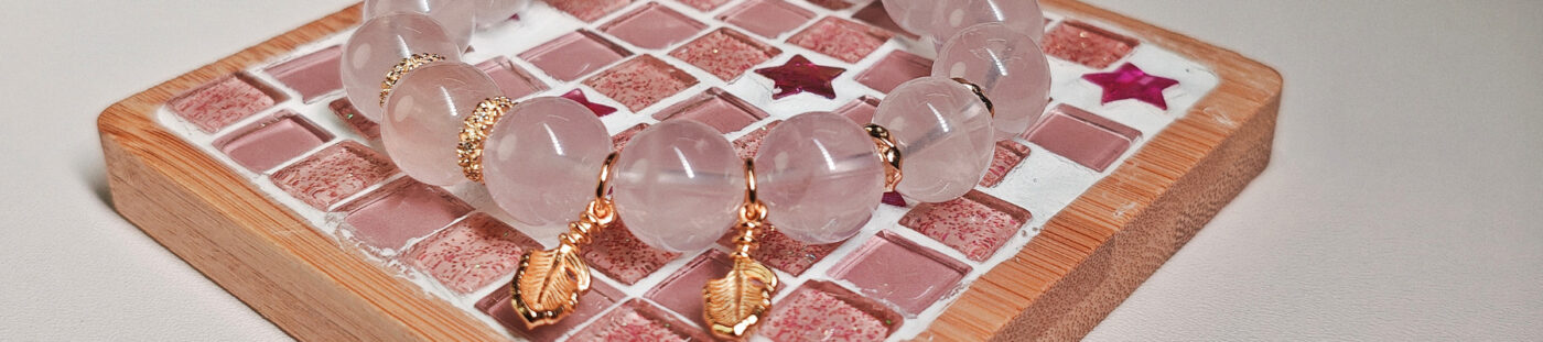 Size guide showing bead size and wrist fit for rose quartz bracelet